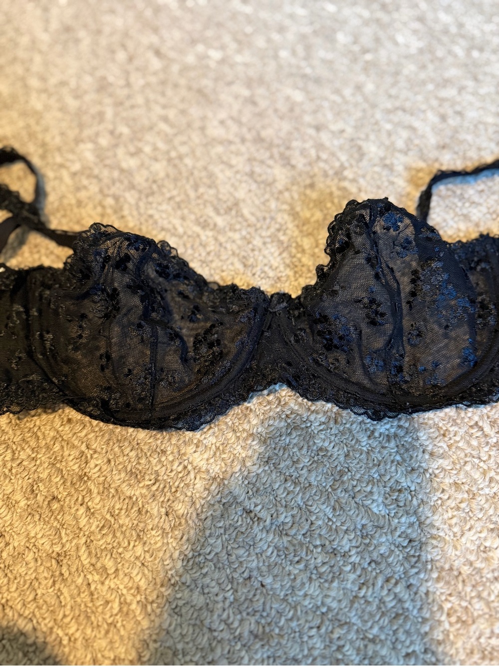 La Vie En Rose Black Lace Underwire Bra with Embroidery